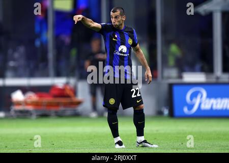 Milano, Italia. 19 agosto 2023. Henrikh Mkhitaryan del FC Internazionale gestisce durante la partita di serie A tra FC Internazionale e AC Monza allo Stadio Giuseppe Meazza . Crediti: Marco Canoniero/Alamy Live News Foto Stock