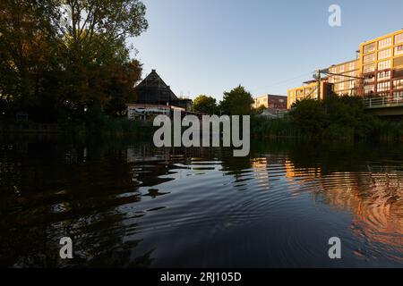 Le tradizionali case sul canale olandese lungo il fiume Spaarne nel centro della città di Haarlem Foto Stock