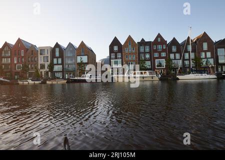 Le tradizionali case sul canale olandese lungo il fiume Spaarne nel centro della città di Haarlem Foto Stock