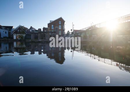 Le tradizionali case sul canale olandese lungo il fiume Spaarne nel centro della città di Haarlem Foto Stock