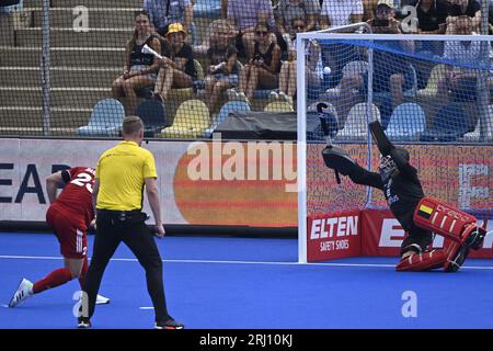 Monchengladbach, Germania. 20 agosto 2023. Salvo il portiere belga Vincent Vanasch durante una partita di hockey tra Inghilterra e squadra nazionale belga di hockey dei Red Lions, domenica 20 agosto 2023 a Monchengladbach, Germania, partita 1/3 nella fase a biliardo dei campionati europei di hockey maschile. I campionati EuroHockey 2023 si svolgono dal 18 al 27 agosto 2023. BELGA PHOTO DIRK WAEM Credit: Belga News Agency/Alamy Live News Foto Stock