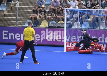 Monchengladbach, Germania. 20 agosto 2023. Salvo il portiere belga Vincent Vanasch durante una partita di hockey tra Inghilterra e squadra nazionale belga di hockey dei Red Lions, domenica 20 agosto 2023 a Monchengladbach, Germania, partita 1/3 nella fase a biliardo dei campionati europei di hockey maschile. I campionati EuroHockey 2023 si svolgono dal 18 al 27 agosto 2023. BELGA PHOTO DIRK WAEM Credit: Belga News Agency/Alamy Live News Foto Stock