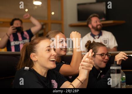 Londra, Regno Unito. 20 agosto 2023. I giocatori del Dulwich Hamlet assistono alla finale della Coppa del mondo femminile FIFA tra Spagna e Inghilterra a Goals Dartford prima della loro prima partita della stagione. Crediti: Liam Asman/Alamy Live News Foto Stock