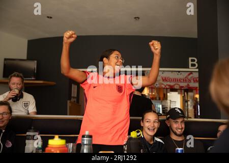 Londra, Regno Unito. 20 agosto 2023. I giocatori del Dulwich Hamlet assistono alla finale della Coppa del mondo femminile FIFA tra Spagna e Inghilterra a Goals Dartford prima della loro prima partita della stagione. Crediti: Liam Asman/Alamy Live News Foto Stock