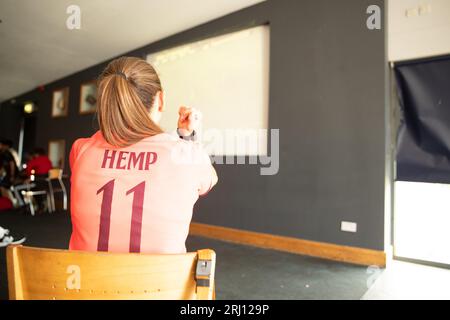 Londra, Regno Unito. 20 agosto 2023. I giocatori del Dulwich Hamlet assistono alla finale della Coppa del mondo femminile FIFA tra Spagna e Inghilterra a Goals Dartford prima della loro prima partita della stagione. Crediti: Liam Asman/Alamy Live News Foto Stock