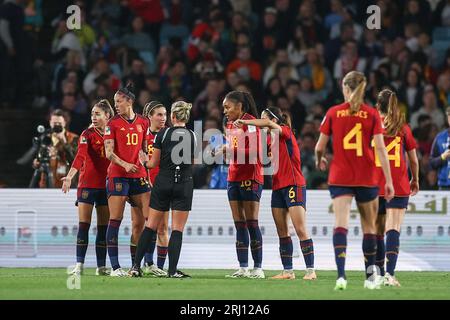 La squadra spagnola e l'arbitro Tori Penso attendono la decisione del VAR per un eventuale rigore durante la finale della Coppa del mondo femminile FIFA 2023 Spagna Women vs England Women allo Stadium Australia, Sydney, Australia, 20 agosto 2023 (foto di Patrick Hoelscher/News Images) Foto Stock