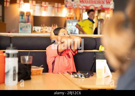 Londra, Regno Unito. 20 agosto 2023. I giocatori del Dulwich Hamlet assistono alla finale della Coppa del mondo femminile FIFA tra Spagna e Inghilterra a Goals Dartford prima della loro prima partita della stagione. Crediti: Liam Asman/Alamy Live News Foto Stock