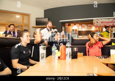 Londra, Regno Unito. 20 agosto 2023. I giocatori del Dulwich Hamlet assistono alla finale della Coppa del mondo femminile FIFA tra Spagna e Inghilterra a Goals Dartford prima della loro prima partita della stagione. Crediti: Liam Asman/Alamy Live News Foto Stock