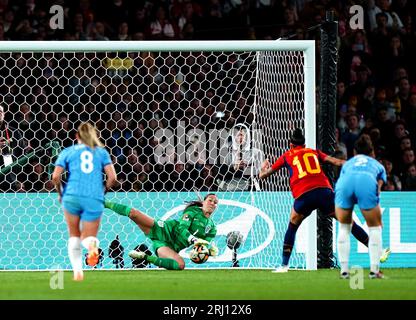 La portiere inglese Mary Earps salva un rigore dalla spagnola Jennifer Hermoso durante la finale della Coppa del mondo femminile FIFA allo Stadium Australia di Sydney. Data foto: Domenica 20 agosto 2023. Foto Stock