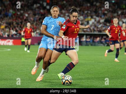 L'Inghilterra Lauren James (a sinistra) e la spagnola Oihane Hernandez si battono per il pallone durante la finale della Coppa del mondo femminile allo Stadium Australia di Sydney. Data foto: Domenica 20 agosto 2023. Foto Stock