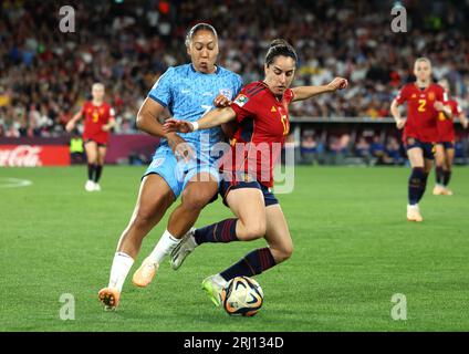 L'Inghilterra Lauren James (a sinistra) e la spagnola Oihane Hernandez si battono per il pallone durante la finale della Coppa del mondo femminile allo Stadium Australia di Sydney. Data foto: Domenica 20 agosto 2023. Foto Stock