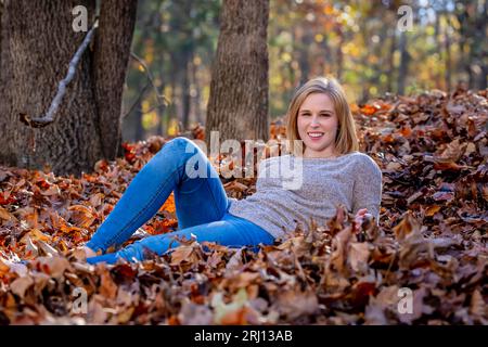 Charlotte, NC, USA. 21 novembre 2022. Una splendida modella bionda gode del clima autunnale all'aperto (Credit Image: © Walter G Arce Sr Grindstone medi/ASP) SOLO PER USO EDITORIALE! Non per USO commerciale! Foto Stock