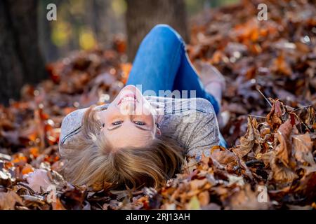 Charlotte, NC, USA. 21 novembre 2022. Una splendida modella bionda gode del clima autunnale all'aperto (Credit Image: © Walter G Arce Sr Grindstone medi/ASP) SOLO PER USO EDITORIALE! Non per USO commerciale! Foto Stock