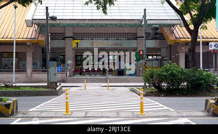 New Taipei City, Taiwan; 8 agosto 2023: Stazione della metropolitana di Hongshulin. vista dall'altro lato della strada. Foto Stock