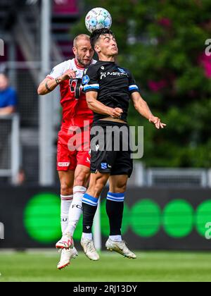 UTRECHT - (lr) Mike van der Hoorn dell'FC Utrecht, Ion Nicolaescu dello sc Heerenveen durante la partita di campionato olandese tra FC Utrecht e sc Heerenveen allo stadio Galgenwaard il 20 agosto 2023 a Utrecht, Paesi Bassi. ANP GERRIT VAN KOLOLEN Foto Stock