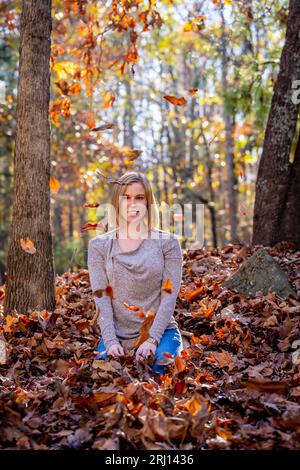 Charlotte, NC, USA. 21 novembre 2022. Una splendida modella bionda gode del clima autunnale all'aperto (Credit Image: © Walter G Arce Sr Grindstone medi/ASP) SOLO PER USO EDITORIALE! Non per USO commerciale! Foto Stock