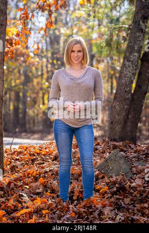 Charlotte, NC, USA. 21 novembre 2022. Una splendida modella bionda gode del clima autunnale all'aperto (Credit Image: © Walter G Arce Sr Grindstone medi/ASP) SOLO PER USO EDITORIALE! Non per USO commerciale! Foto Stock