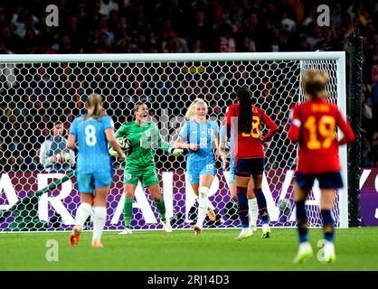 La portiere inglese Mary Earps festeggia dopo aver salvato una penalità dalla spagnola Jennifer Hermoso durante la finale della Coppa del mondo femminile FIFA allo Stadium Australia di Sydney. Data foto: Domenica 20 agosto 2023. Foto Stock