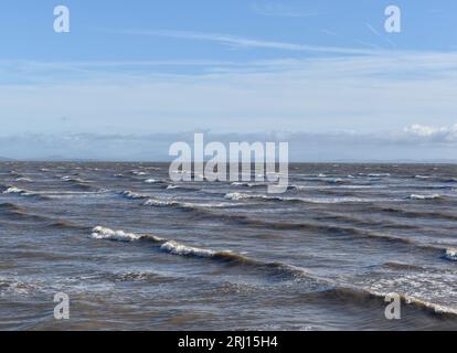 Onde che si infrangono in una giornata ventosa sulla costa di Barrow a Furness. Foto Stock