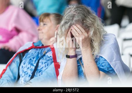 Birmingham, Regno Unito. 20 agosto 2023. Delusione di fronte a un tifoso inglese al fischio finale mentre la partita viene mostrata sul grande schermo al Birmingham City FC St Andrews Ground. Crediti: Peter Lopeman/Alamy Live News Foto Stock