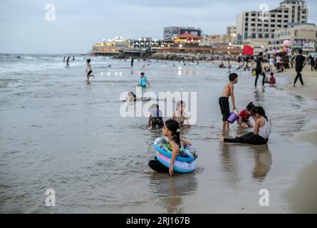 Gaza, Palestina. 19 agosto 2023. I palestinesi trascorrono del tempo in spiaggia nella parte occidentale della città di Gaza. Vita quotidiana nella città di Gaza in mezzo a temperature elevate e interruzioni di corrente durante il blocco israeliano in corso. Per i palestinesi che vivono a Gaza, l'affollata Striscia di Gaza, un'ondata di calore peggiora in estate a causa di interruzioni di corrente. (Foto di Mahmoud Issa/SOPA Images/Sipa USA) credito: SIPA USA/Alamy Live News Foto Stock