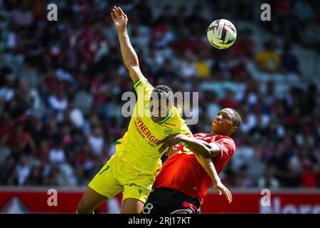 Mostafa MOHAMED di Nantes e Bafode DIAKITE di Lille durante la partita di calcio del campionato francese di Ligue 1 tra il LOSC Lille e il FC Nantes il 20 agosto 2023 allo stadio Pierre Mauroy di Villeneuve-d'Ascq vicino a Lille, in Francia Foto Stock