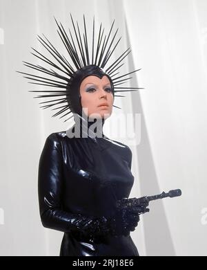 SILVANA MANGANO NELLE STREGHE (1967) -TITOLO ORIGINALE: LE STREGHE-, DIRETTO DA PIER PAOLO PASOLINI, VITTORIO DE SICA, LUCHINO VISCONTI, FRANCO ROSSI E MAURO BOLOGNINI. Credito: PRODUZIONI CINEMATOGRAFICHE/album HAMMER Foto Stock