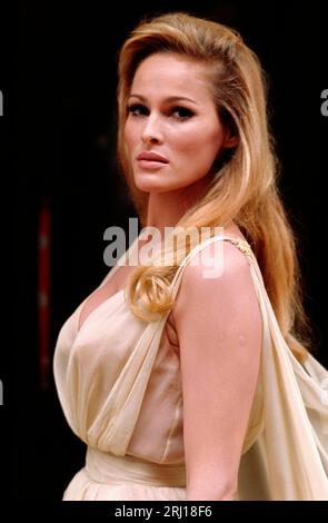 URSULA ANDRESS in SHE (1965), diretto da ROBERT DAY. Credito: PRODUZIONI CINEMATOGRAFICHE/album HAMMER Foto Stock