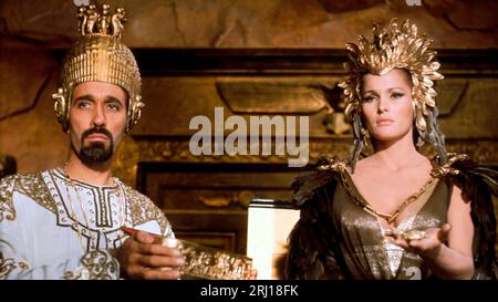 URSULA ANDRESS e CHRISTOPHER LEE in SHE (1965), diretto da ROBERT DAY. Credito: PRODUZIONI CINEMATOGRAFICHE/album HAMMER Foto Stock