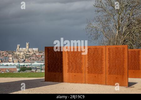 Cathedral and Memorial Wall, IBCC, Lincoln, Lincolnshire, Inghilterra, REGNO UNITO Foto Stock