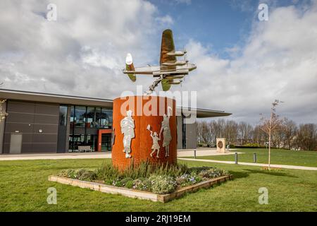 Statua del bombardiere Lancaster per ricordare l'operazione Manna nella seconda guerra mondiale, International Bomber Command Centre, Lincoln, Lincolnshire, Inghilterra, Regno Unito Foto Stock