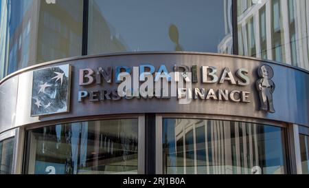 Cartello all'ingresso dell'edificio di BNP Paribas Personal Finance, una società francese che gestisce il marchio Cetelem, specializzata nel credito al consumo Foto Stock