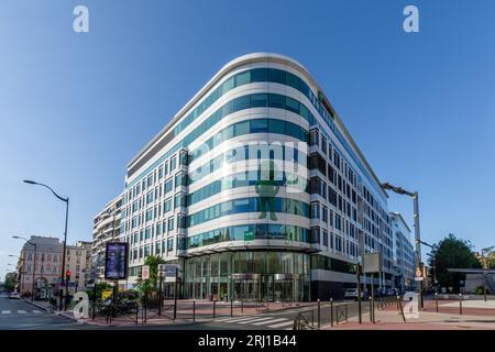 Vista esterna dell'edificio di BNP Paribas Personal Finance, società francese che gestisce il marchio Cetelem, specializzata nel credito al consumo Foto Stock