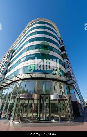 Vista esterna dell'edificio di BNP Paribas Personal Finance, società francese che gestisce il marchio Cetelem, specializzata nel credito al consumo Foto Stock