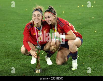 La spagnola Esther Gonzalez (a sinistra) e Athenea del Castillo si esibiscono con il trofeo dopo la finale della Coppa del mondo femminile FIFA allo Stadium Australia di Sydney. Data foto: Domenica 20 agosto 2023. Foto Stock