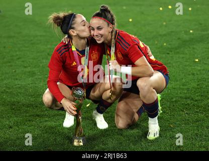 La spagnola Esther Gonzalez (a sinistra) e Athenea del Castillo si esibiscono con il trofeo dopo la finale della Coppa del mondo femminile FIFA allo Stadium Australia di Sydney. Data foto: Domenica 20 agosto 2023. Foto Stock