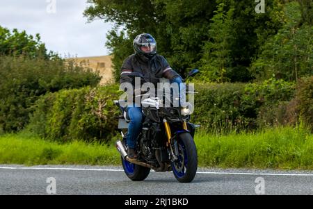 Woburn, Beds, UK - 19 agosto 2023: 2017 moto Yamaha MT-10 SP MTN1000D che viaggia su una strada di campagna inglese. Foto Stock