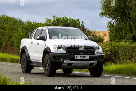 Woburn, Beds, UK - 19 agosto 2023: Furgone Ford Ranger con motore diesel bianco 2020 che viaggia su una strada di campagna inglese. Foto Stock