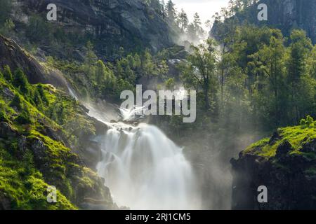 Latefossen è una delle cascate più visitate della Norvegia e si trova vicino a Skare e Odda nella regione di Hordaland, Norvegia. È composto da due separatori Foto Stock