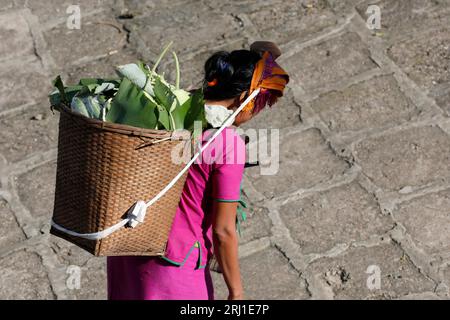 Rangamati, Bangladesh - 26 luglio 2023: Vita quotidiana delle popolazioni tribali nel distretto di Rangamati, nei tratti collinari di Chittagong, Bangladesh. Foto Stock