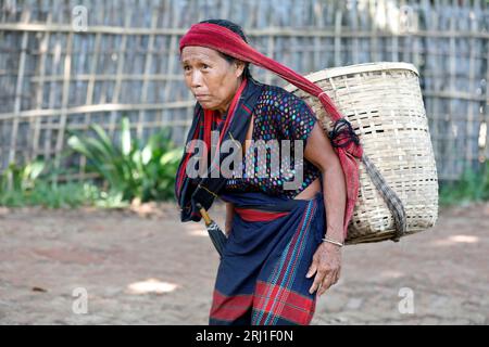 Rangamati, Bangladesh - 26 luglio 2023: Vita quotidiana delle popolazioni tribali nel distretto di Rangamati, nei tratti collinari di Chittagong, Bangladesh. Foto Stock