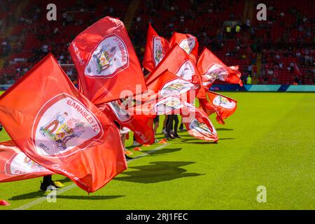 Oakwell Stadium, Barnsley, Inghilterra - 19 agosto 2023 mascotte Barnsley Wave Flags - prima della partita Barnsley contro Oxford United, Sky Bet League One, 2023/24, Oakwell Stadium, Barnsley, Inghilterra - 19 agosto 2023 crediti: Mathew Marsden/WhiteRosePhotos/Alamy Live News Foto Stock