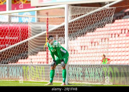 Oakwell Stadium, Barnsley, Inghilterra - 19 agosto 2023 James Beadle portiere dell'Oxford United - durante la partita Barnsley contro Oxford United, Sky Bet League One, 2023/24, Oakwell Stadium, Barnsley, Inghilterra - 19 agosto 2023 crediti: Mathew Marsden/WhiteRosePhotos/Alamy Live News Foto Stock