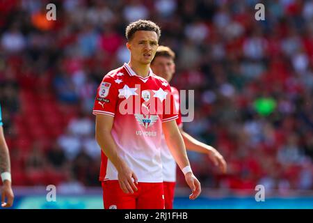 Oakwell Stadium, Barnsley, Inghilterra - 19 agosto 2023 Jordan Williams (2) di Barnsley - durante la partita Barnsley contro Oxford United, Sky Bet League One, 2023/24, Oakwell Stadium, Barnsley, Inghilterra - 19 agosto 2023 crediti: Mathew Marsden/WhiteRosePhotos/Alamy Live News Foto Stock