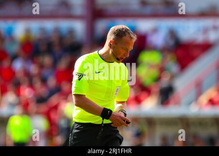 Oakwell Stadium, Barnsley, Inghilterra - 19 agosto 2023 arbitro Martin Coy - durante la partita Barnsley contro Oxford United, Sky Bet League One, 2023/24, Oakwell Stadium, Barnsley, Inghilterra - 19 agosto 2023 crediti: Mathew Marsden/WhiteRosePhotos/Alamy Live News Foto Stock