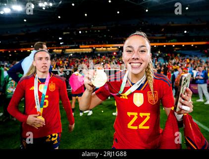 La spagnola Athenea del Castillo (a destra) festeggia con la sua medaglia dopo aver vinto la finale della Coppa del mondo femminile FIFA allo Stadium Australia di Sydney. Data foto: Domenica 20 agosto 2023. Foto Stock