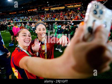 La spagnola Athenea del Castillo (a sinistra) e Esther Gonzalez festeggiano dopo aver vinto la finale della Coppa del mondo femminile allo Stadium Australia di Sydney. Data foto: Domenica 20 agosto 2023. Foto Stock