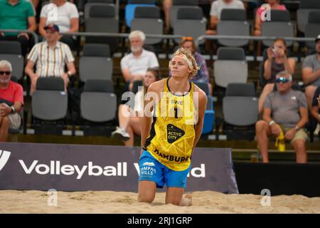 Amburgo, Germania. 20 agosto 2023. Amburgo, Germania, 16 agosto 2023: David Ahman ( Svezia ) durante il torneo Elite 16 Beachvolley presso lo Stadio am Rothenbaum di Amburgo, GERMANIA. (Julia Kneissl/SPP) credito: SPP Sport Press Photo. /Alamy Live News Foto Stock