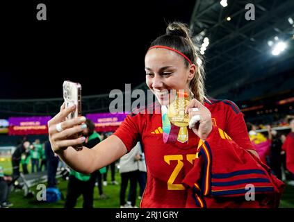 La spagnola Athenea del Castillo si pone con la sua medaglia dopo aver vinto la finale della Coppa del mondo femminile FIFA allo Stadium Australia di Sydney. Data foto: Domenica 20 agosto 2023. Foto Stock