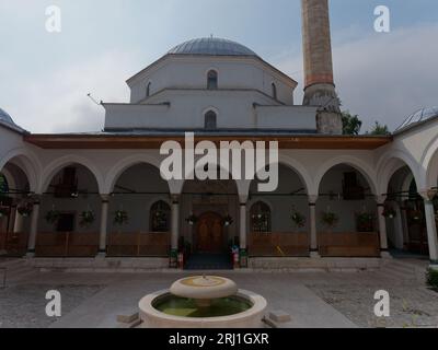 Moschea e cortile dell'Imperatore, alias Sahn, nella città di Sarajevo, Bosnia ed Erzegovina, 19 agosto 2023. Foto Stock